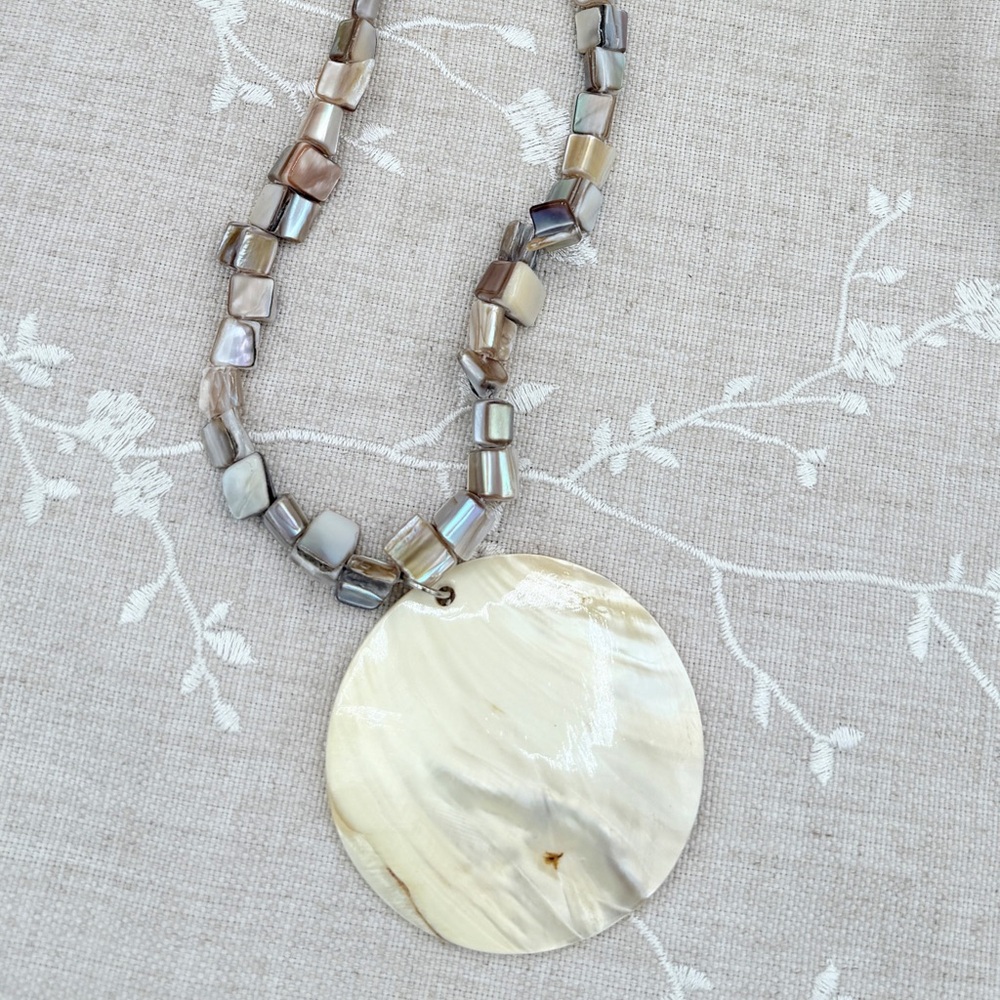 Elegant Shell Pendant Necklace
